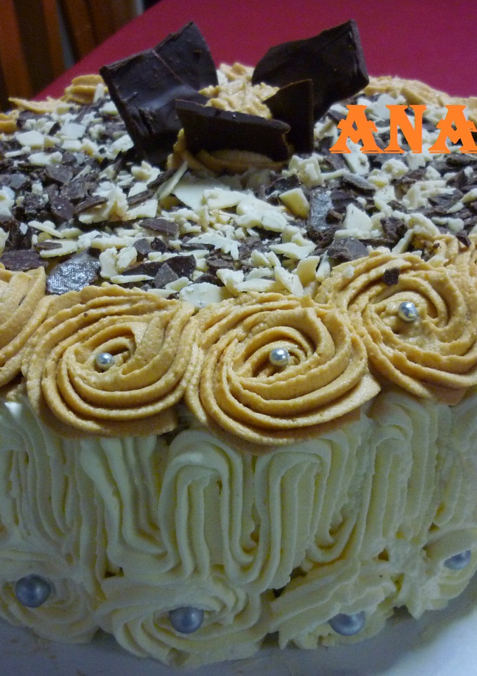 Una foto de Torta decorada con Crema y Dulce de leche Casera 