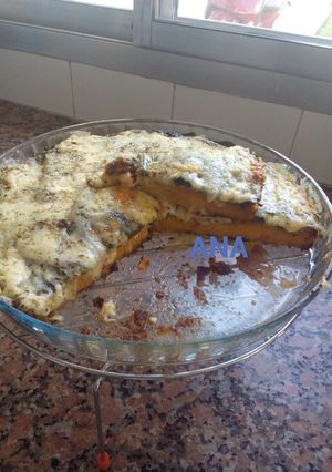 Una foto de PIZZA DE CALABAZA CUBIERTA DE ACELGA