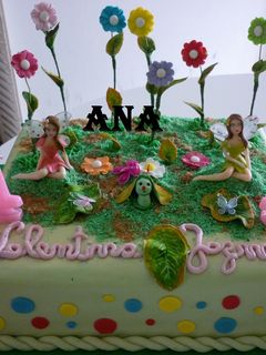 Una foto de TORTA DE HADAS CUMPLEAÑOS GEMELAS DE 1 AÑO