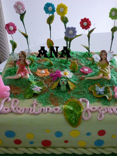 Una foto de TORTA DE HADAS CUMPLEAÑOS GEMELAS DE 1 AÑO