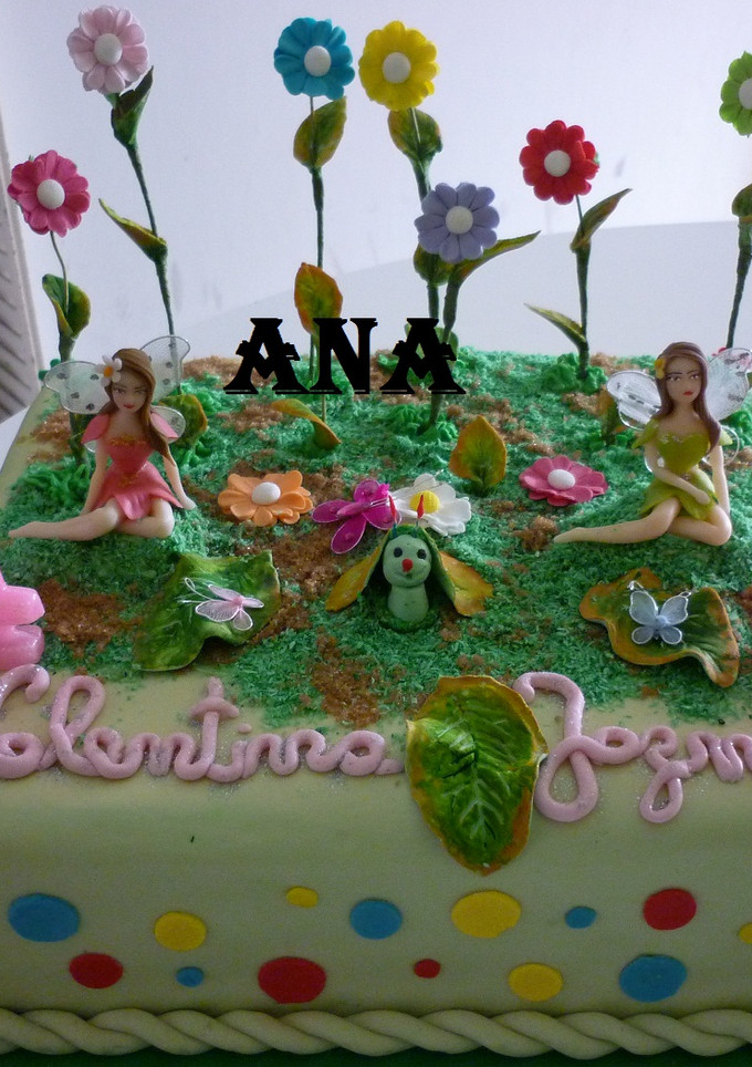 Una foto de TORTA DE HADAS CUMPLEAÑOS GEMELAS DE 1 AÑO