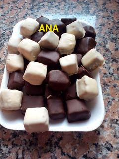 Una foto de Bombones con migas de tortas bañadas en chocolate