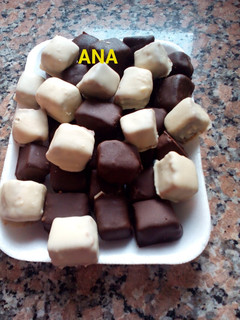 Una foto de Bombones con migas de tortas bañadas en chocolate