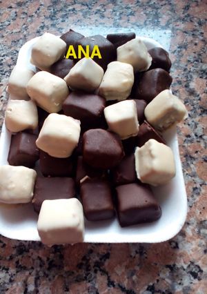 Una foto de Bombones con migas de tortas bañadas en chocolate 