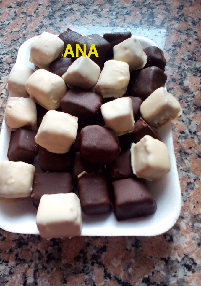 Una foto de Bombones con migas de tortas bañadas en chocolate 