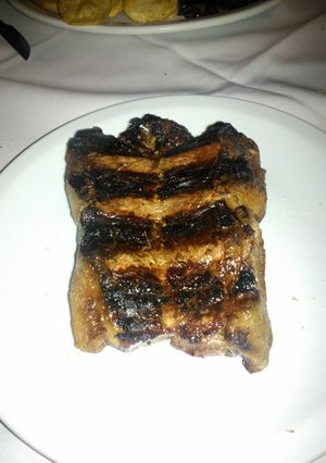 Una foto de Asado a la parrilla de bife de chorizo mariposa