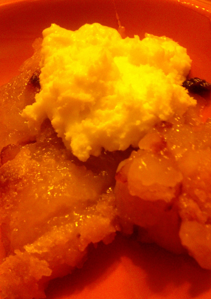 Una foto de Tarta sin masa de manzanas con helado de crema o crema opcional