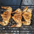 Asado a la parrilla de pata y muslo de pollo en té de cítricos