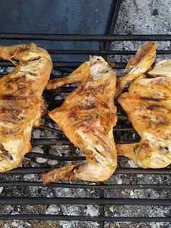 Una foto de Asado a la parrilla de pata y muslo de pollo en té de cítricos