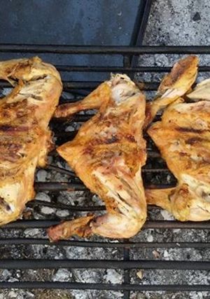 Una foto de Asado a la parrilla de pata y muslo de pollo en té de cítricos