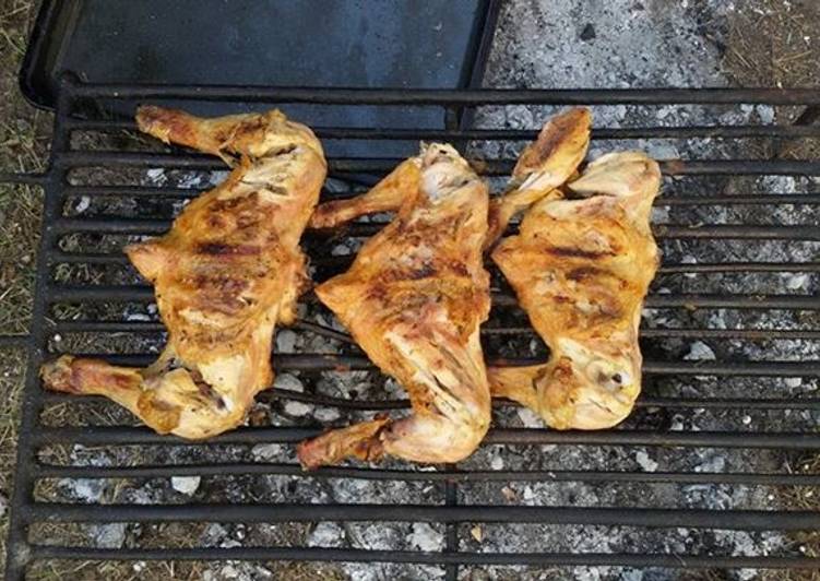 Asado a la parrilla de pata y muslo de pollo en té de cítricos