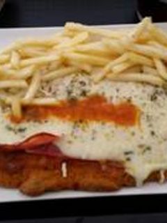 Una foto de Milanesa napolitana de pollo muslo y pechuga