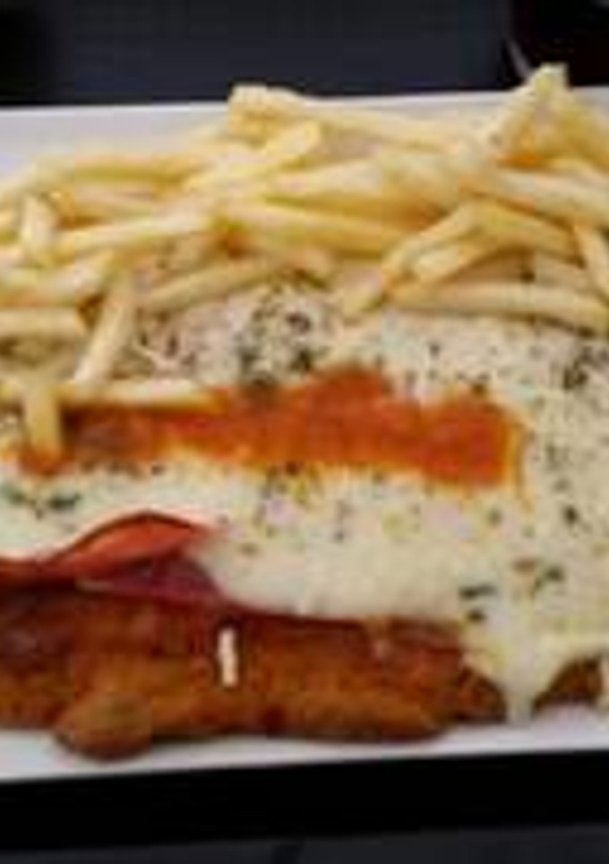 Una foto de Milanesa napolitana de pollo muslo y pechuga