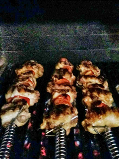 Una foto de Asado a la parrilla de pinchos mixtos de pollo y chancho