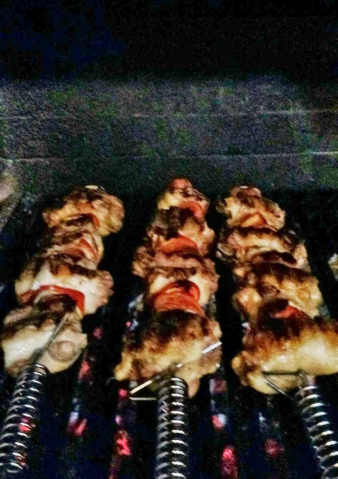 Una foto de Asado a la parrilla de pinchos mixtos de pollo y chancho