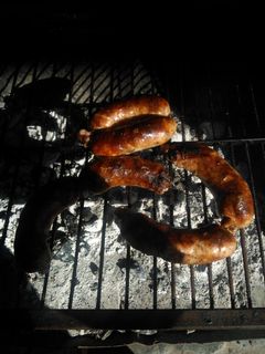 Una foto de Asado a la parrilla de chorizos al laurel y/o romero