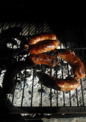 Una foto de Asado a la parrilla de chorizos al laurel y/o romero