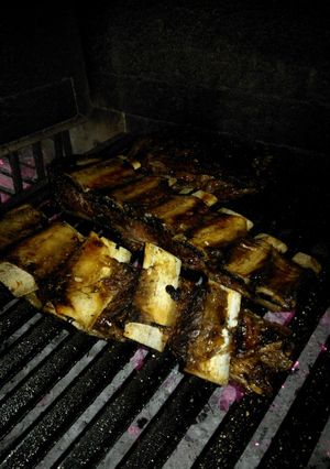 Una foto de Asado a la parrilla de vaca con adobado salvaje