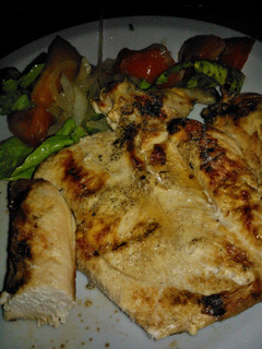Una foto de Asado a la parrilla de pechuga de pollo mariposa con ensalada mixta