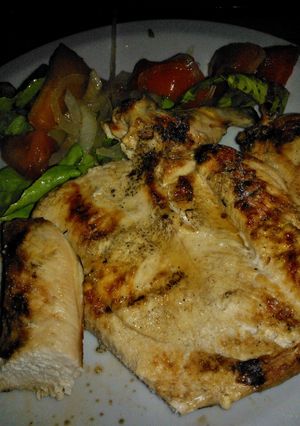 Una foto de Asado a la parrilla de pechuga de pollo mariposa con ensalada mixta