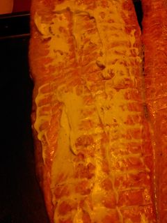 Una foto de Asado a la parrilla de salmón rosado alimonado con crema de pesto 