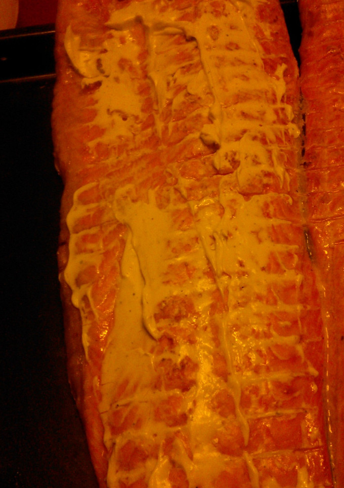 Una foto de Asado a la parrilla de salmón rosado alimonado con crema de pesto 