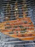 Asado a la parrilla de filet de salmon rosado con provenzal