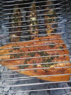Una foto de Asado a la parrilla de filet de salmon rosado con provenzal