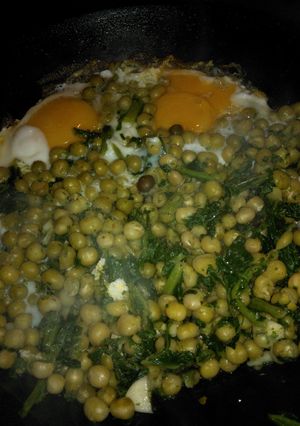 Una foto de Huevos en cama de arbejas y acelga