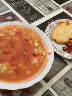 Una foto de Gazpacho andaluz y pechuga a la plancha con pimientos asados