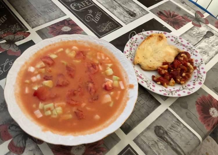 Gazpacho andaluz y pechuga a la plancha con pimientos asados