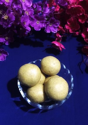 A picture of Besan Ladoo.