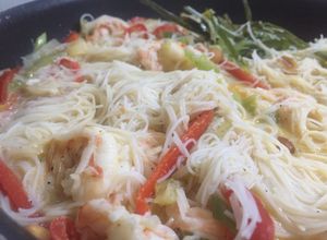 Una foto de Fideos de arroz tailandés con langostinos