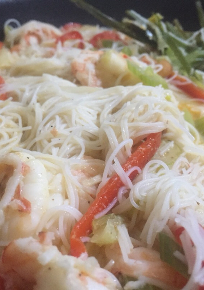 Una foto de Fideos de arroz tailandés con langostinos