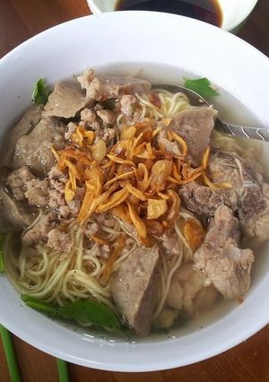 Hình của món Mì trứng, xương, bò viên.