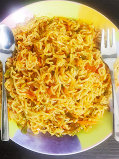 வெஜிடெபிள் மசாலா நுடில்ஸ் (Vegetable masala noodles recipe in tamil) செய்முறை முக்கிய புகைப்படம்