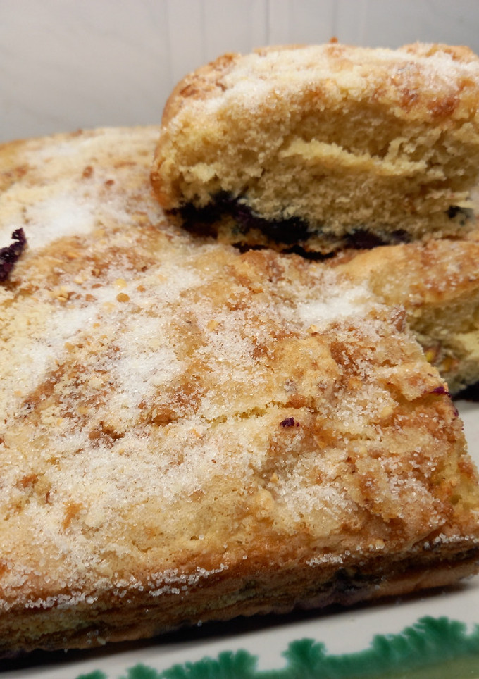 Una foto de Pastel de arándanos y pistachos