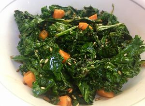 Una foto de Kale Salteado con ajo y sésamo #lacocinadegiri #kale #saludable