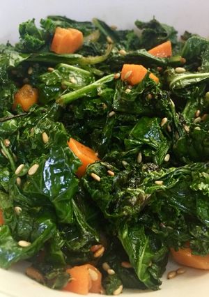 Una foto de Kale Salteado con ajo y sésamo #lacocinadegiri #kale #saludable