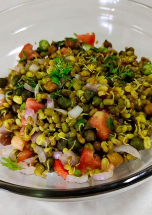 कडधान्याची कोशिंबीर (kaddhanya koshimbir recipe in marathi) रेसिपी चे मुख्य फोटो 