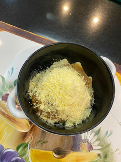 Una foto de Raviolis de carne con salsa de tomate hecha en casa (pastaio)