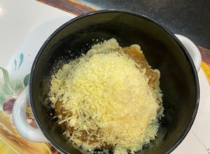 Una foto de Raviolis de carne con salsa de tomate hecha en casa (pastaio)