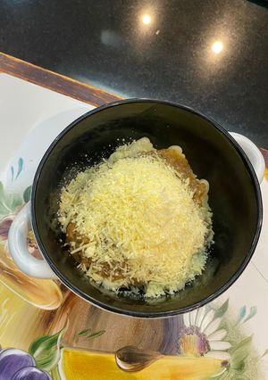 Una foto de Raviolis de carne con salsa de tomate hecha en casa (pastaio)