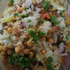 A picture of Dahi phulki chana chaat.