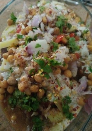 A picture of Dahi phulki chana chaat.