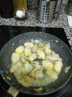 Una foto de Alcachofas con navajuelas en salsa verde
