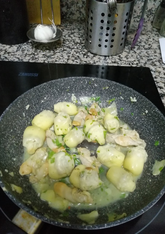 Una foto de Alcachofas con navajuelas en salsa verde