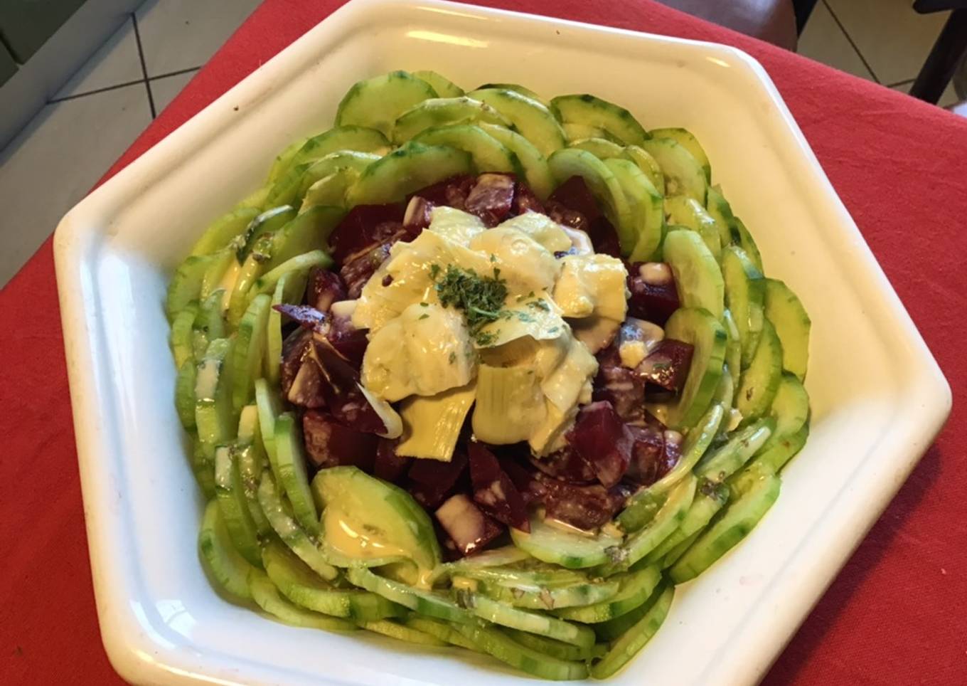 Salade fleur au concombre betteraves rouges et artichauts sauce citron