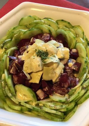 Une photo de Salade fleur au concombre betteraves rouges et artichauts sauce citron