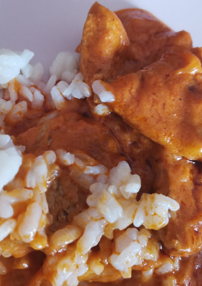 Una foto de Solomillos al curry con arroz